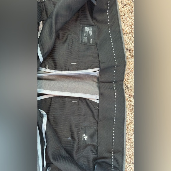 J. Ferrar Men’s Two-Piece Suit Gray 38R jacket, 30x32 pants - Picture 9 of 9